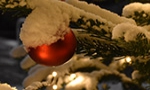 Weihnachtsbaumkugel im Schnee