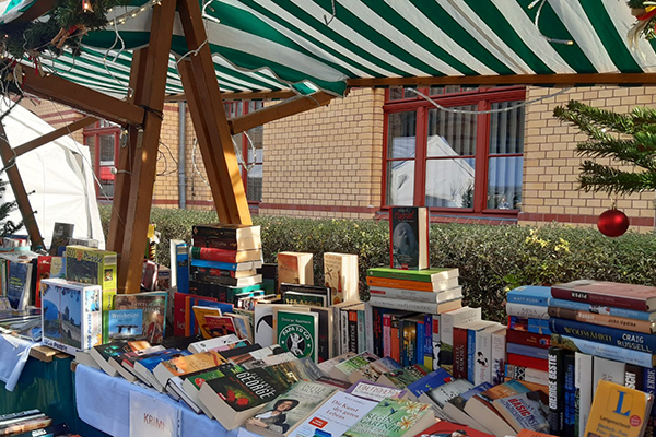 Buchverkauf auf dem Adventsmarkt