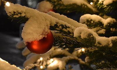 Weihnachtsbaumkugel mit Schnee bedeckt