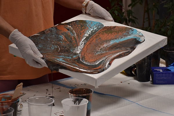 Manuela Sasse-Schwarz demonstriert Acryl-Pouring